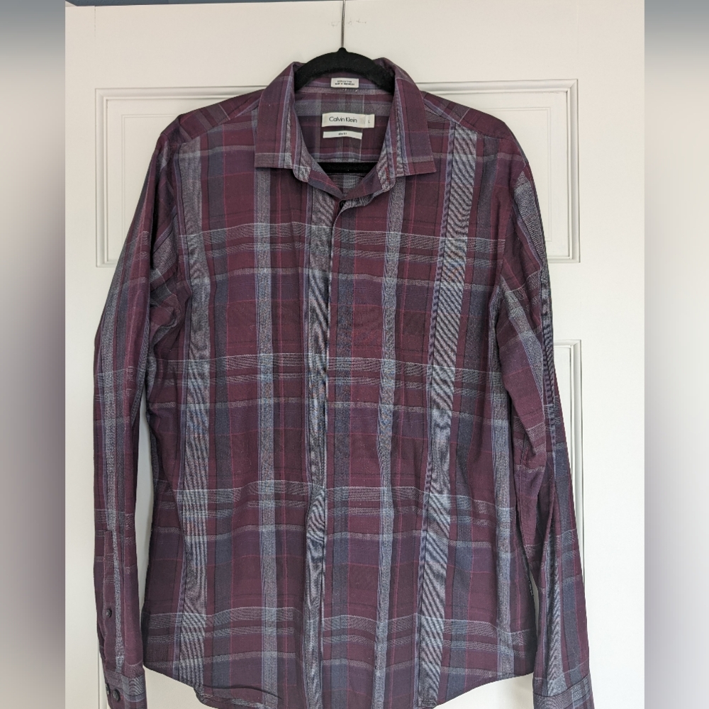 SOLD Men's Slim Fit Calvin Klein Button Up Collar Shirt - Size L